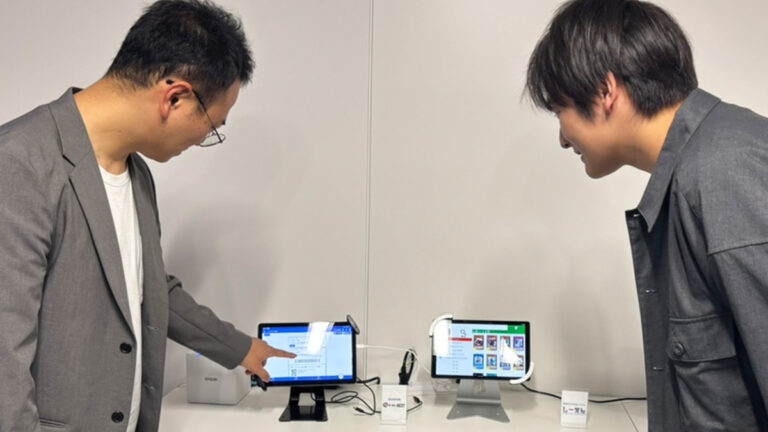ショールーム開設|大阪・本町でコモンプロダクツ製品を実機体験いただけます 3 コモンプロダクツのPOS連携ツールである、スマホでトレカの在庫を検索できるアプリ「サーチャーNEXT」およびトレカ買取POP作成支援システム「しーえん」のデモ端末を操作する様子