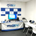 MOOVショールームの全体写真。POS端末や体験スペースが整備された展示風景