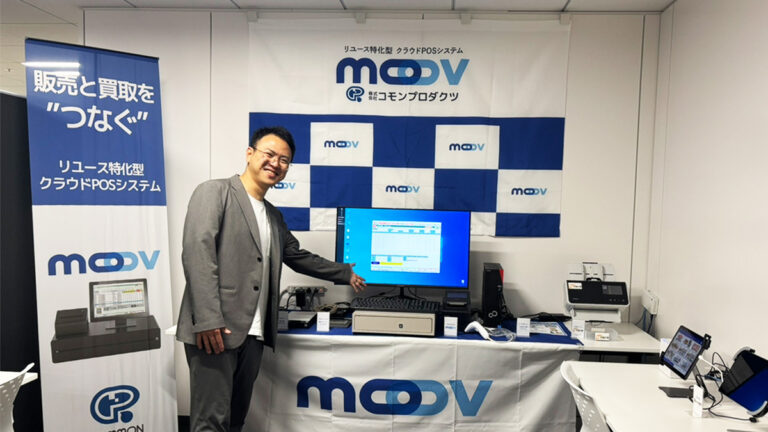 ショールーム開設|大阪・本町でコモンプロダクツ製品を実機体験いただけます 4 MOOVショールーム(大阪・本町)でPOSシステムを紹介するコモンプロダクツスタッフの様子