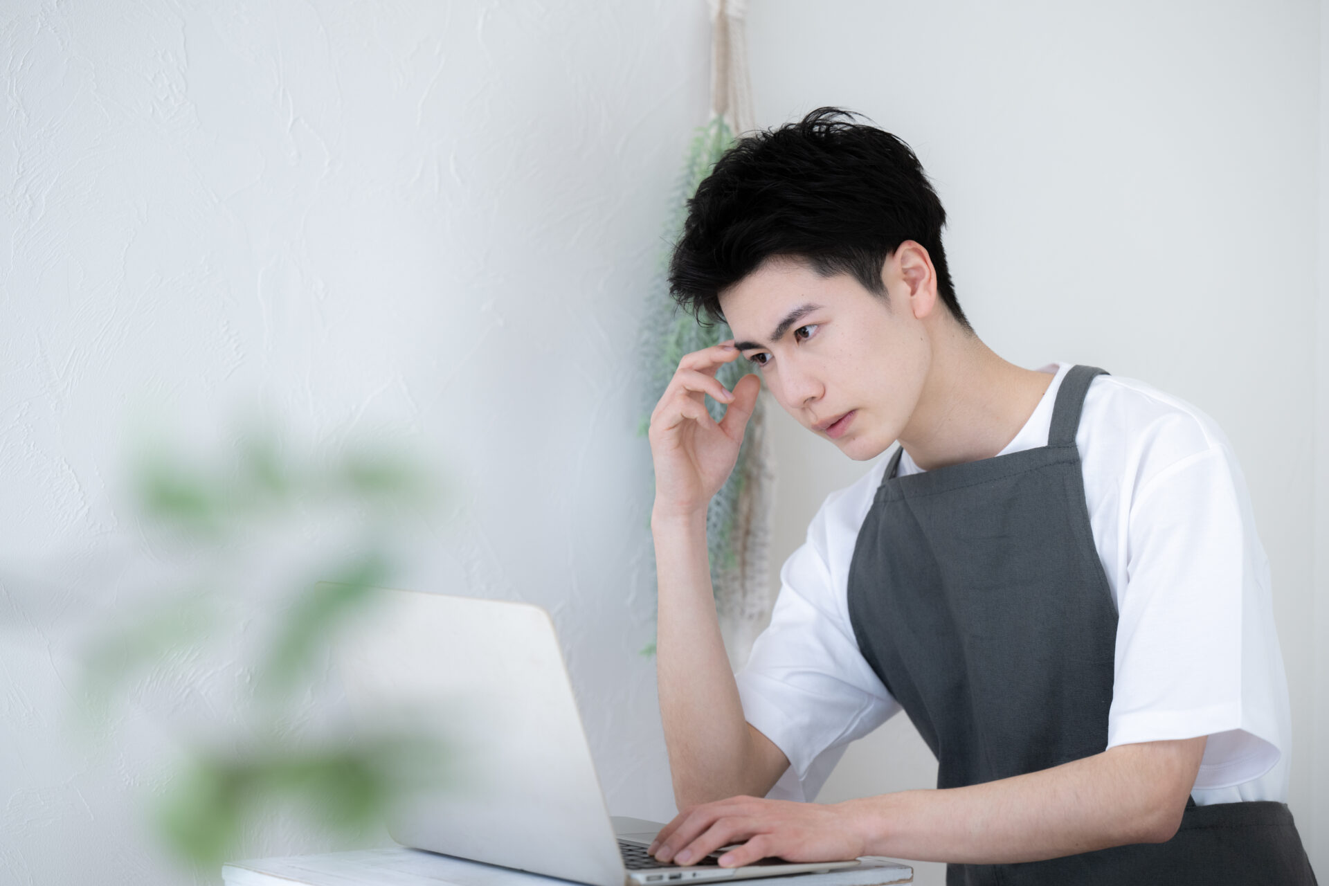POSはこう選ぶ!導入前に確認したい3つのポイント 1 クラウドPOS導入後も業務効率化できずに悩む店舗スタッフ