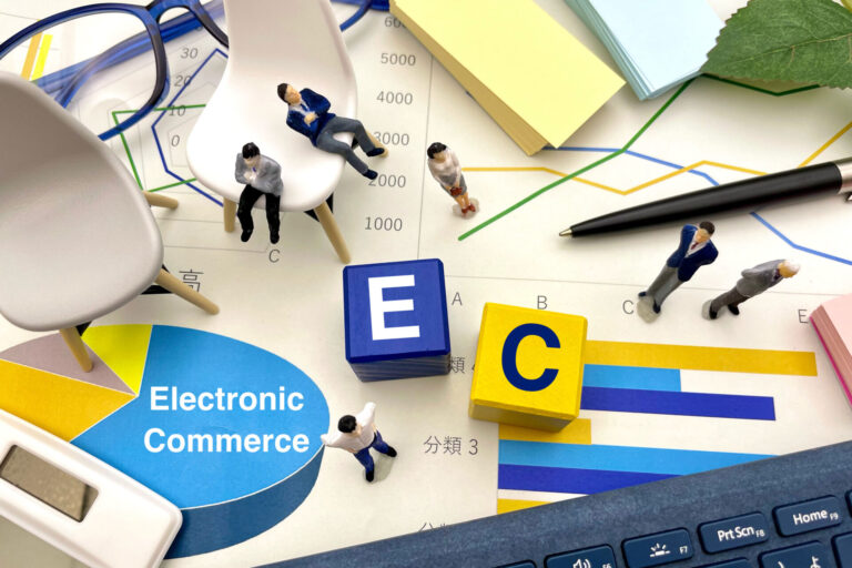 【POS連携徹底解説】ECサイト運営者が知るべき在庫・顧客管理の最適解 1 EC市場や電子商取引を象徴するグラフとブロックのイメージ