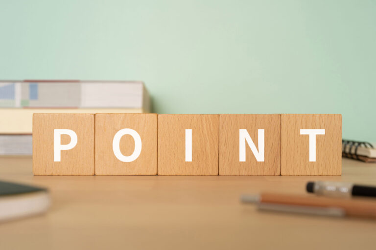 【POS連携徹底解説】ECサイト運営者が知るべき在庫・顧客管理の最適解 5 POINTの文字が書かれた木製ブロックが並ぶ画像