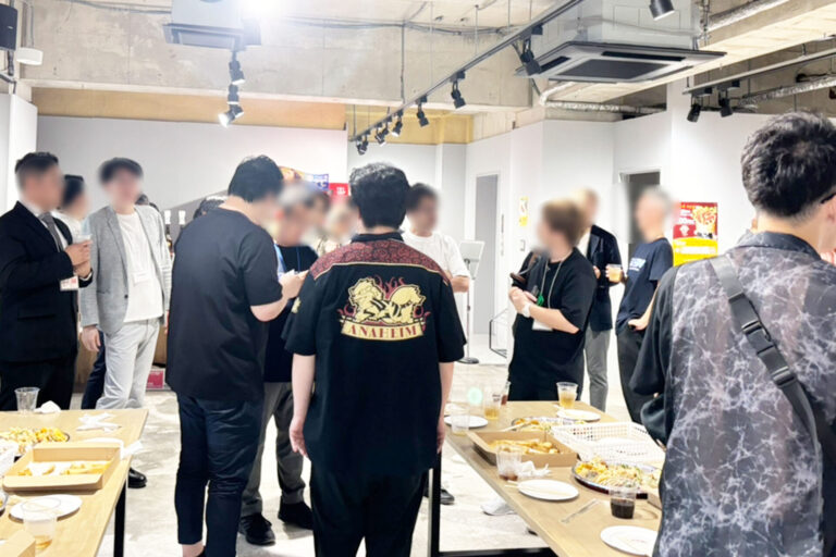 MOOVとGIRAFULL共催セミナー後に行われた懇親会の会場風景。立食形式で参加者が交流している様子