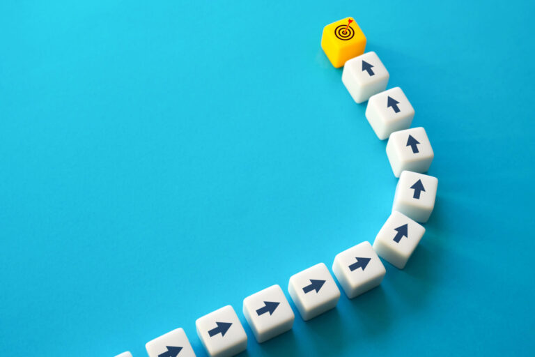 工具リユース店のPOS導入ガイド|在庫管理・単品管理・粗利分析を効率化 6 矢印のサイコロが目標に向かって進む様子を表現したイメージ。POS導入プロセスや移行計画のステップを象徴するビジュアル