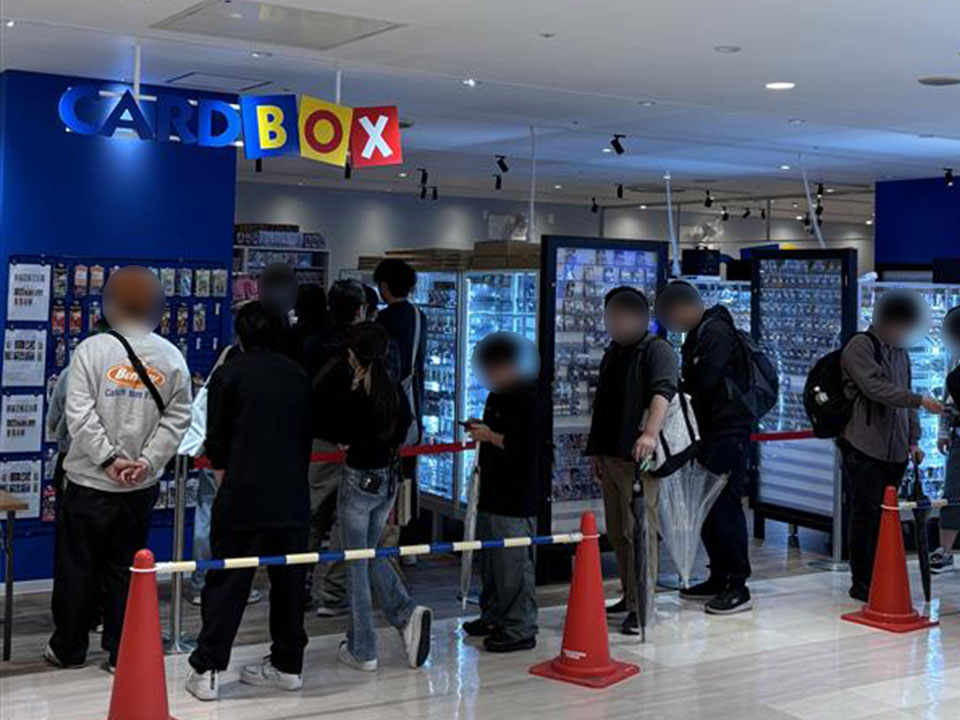 カードボックス広島アルパーク店_店頭の行列