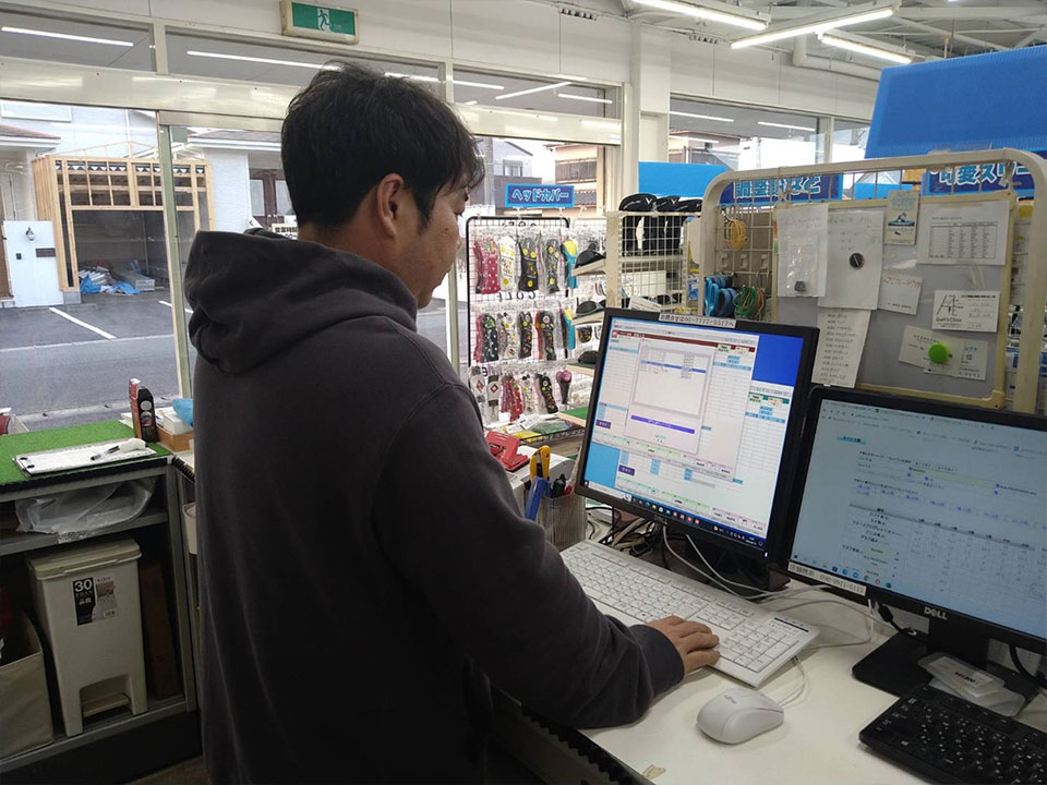 ゴルフクリニック 導入事例 5 ゴルフクリニックPOS操作の様子