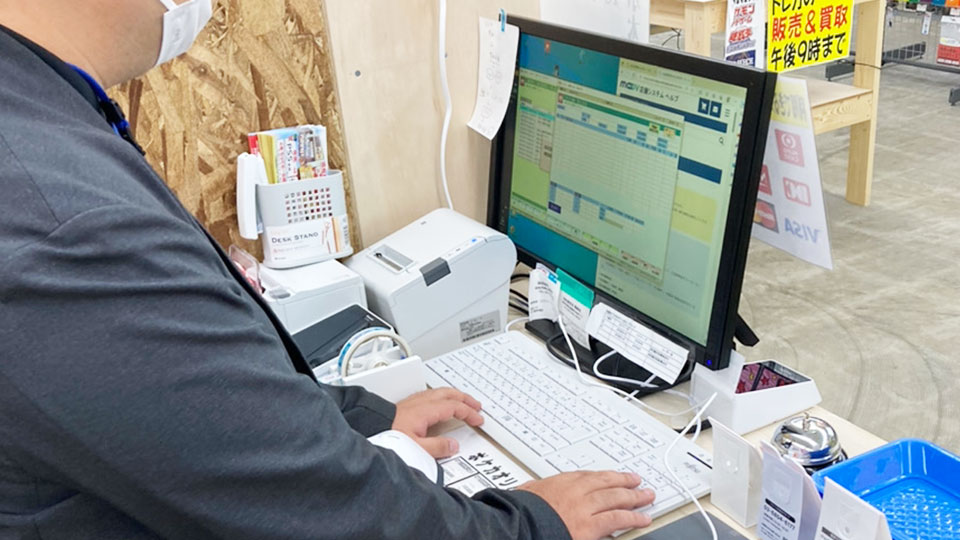 浜松鑑定団高塚店POS操作の様子