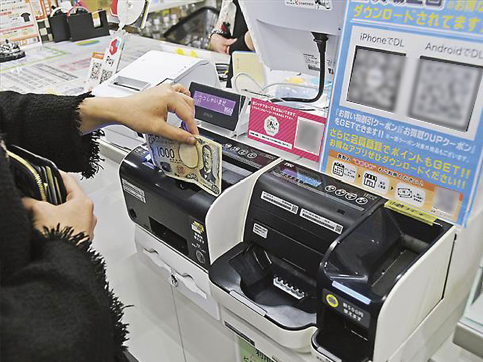 買取王国 港店 導入事例 6 買取王国港店_MOOVと連携した自動釣銭機を操作する様子