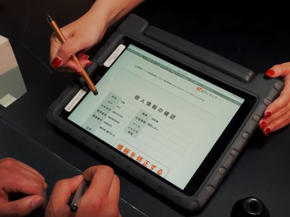 買取王国 港店 導入事例 7 買取王国港店_MOOVオプションの電子サインを操作する様子