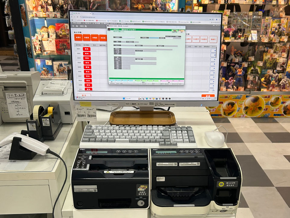 買取王国 港店 導入事例 4 買取王国港店_MOOVPOSの操作画面と自動釣銭機