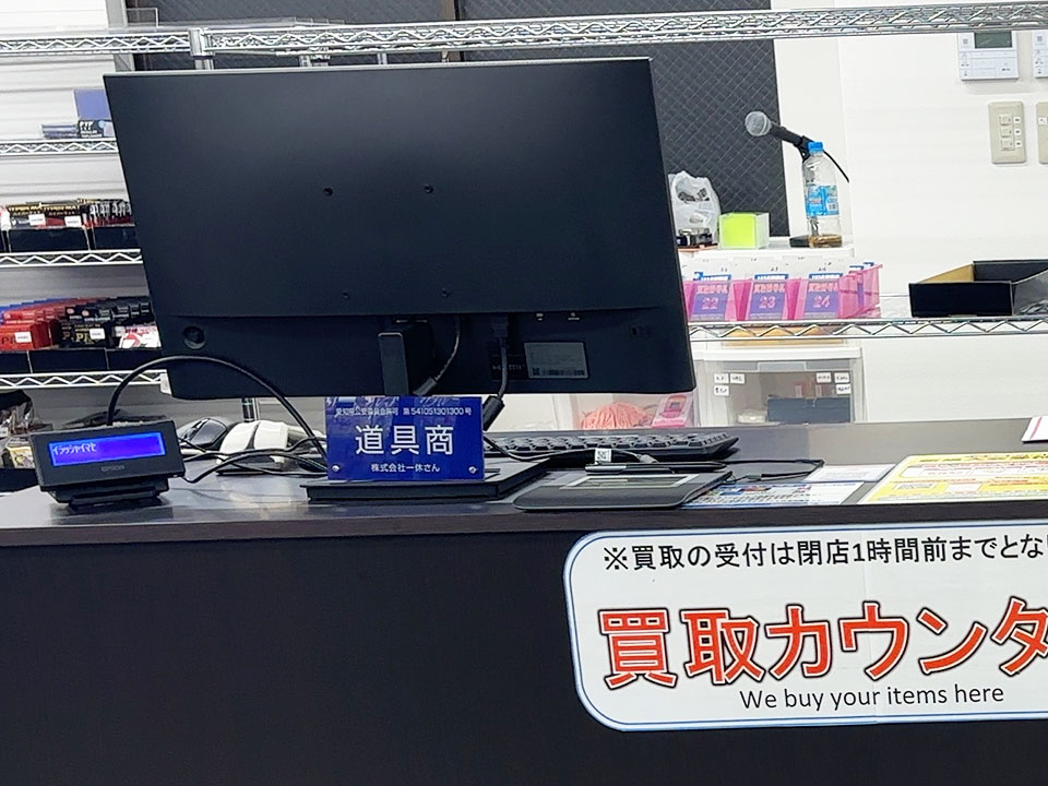 TCGshop193名駅椿店_レジカウンターとMOOVと連携する電子サイン端末