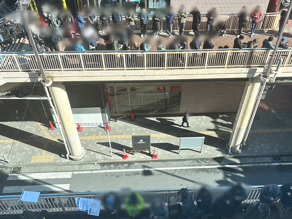 まちキャラ松戸店 導入事例 2 トレカ・ホビーショップ「まちキャラ松戸店」オープン初日の店外にできた大行列