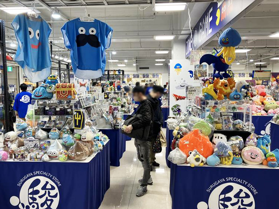 駿河屋本店ゲーム館のホビーコーナー内観。フィギュアやプラモデルが並ぶ様子