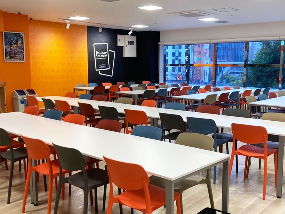 トレーディングカードピット仙台駅東口店 店舗内観：90席のデュエルスペース、清潔感があり仙台駅前も一望できる