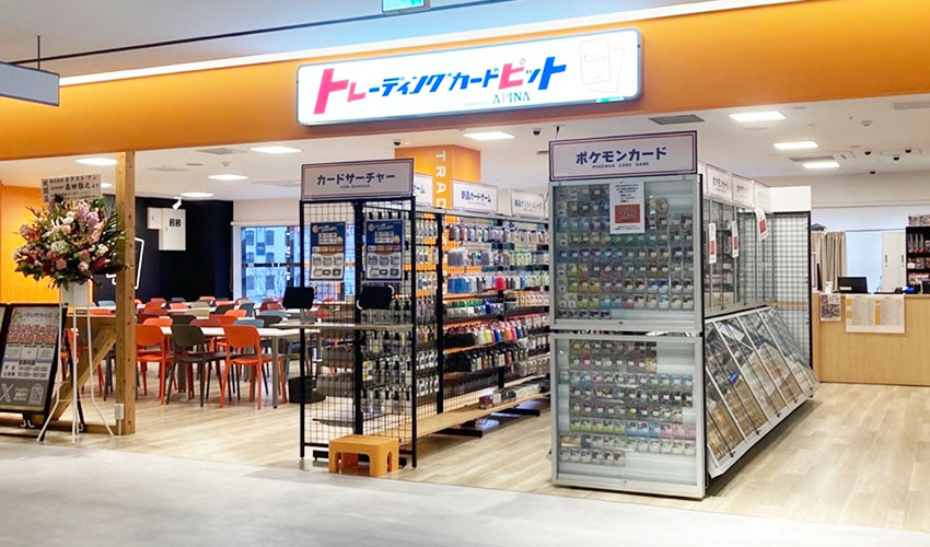 トレーディングカードピット仙台駅東口店 店舗内観：90席の対戦スペースと豊富なトレカ在庫がショーケースに並べられている