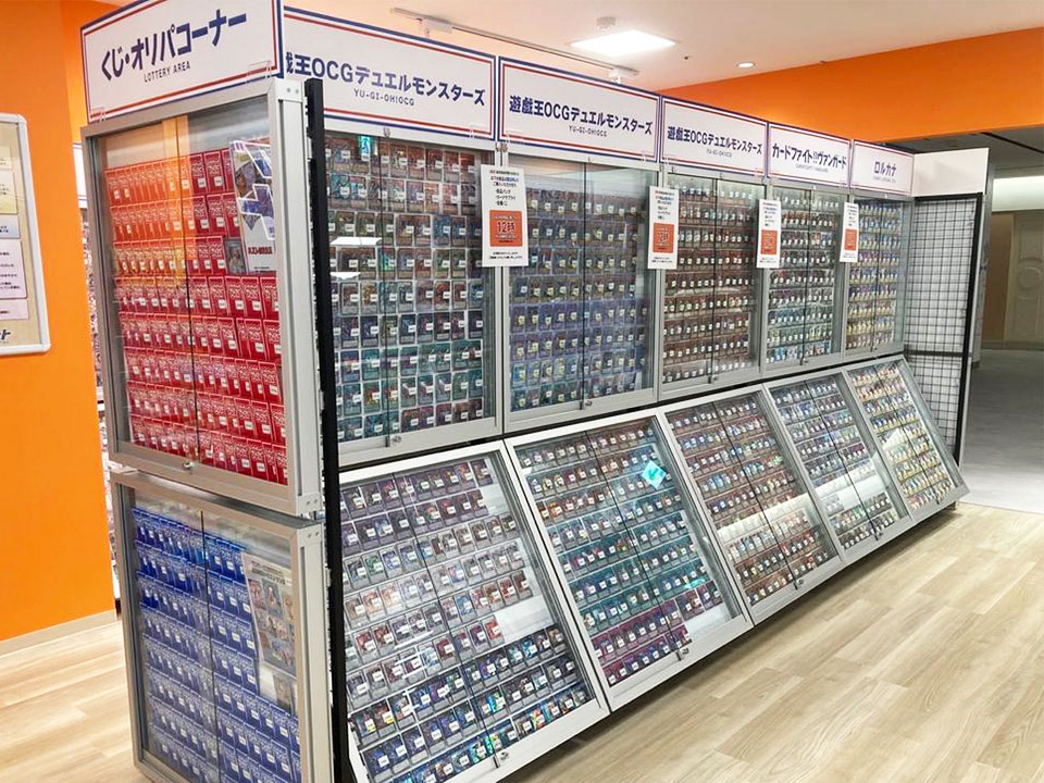 トレーディングカードピット仙台駅東口店 店舗内観：ショーケースにはジャンル毎に見やすい陳列で豊富な在庫が陳列されている