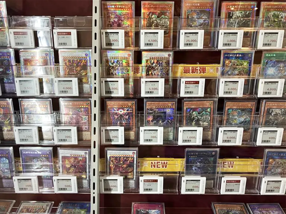 カードボックスオーサカ店 電子棚札(ESL)導入事例 2 カードボックスオーサカ店のショーケースで価格表示・買取訴求を行う電子棚札(ESL)の拡大画像