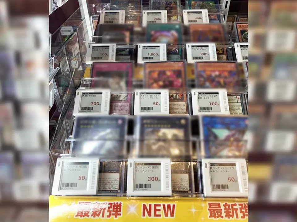 カードボックスオーサカ店 電子棚札(ESL)導入事例 3 カードボックスオーサカ店のショーケースでトレカの価格表示に対応する電子棚札(ESL)